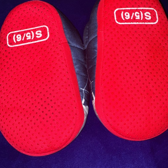 Toddler Spider-Man slippers - Picture 2 of 4